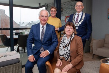 Album afbeelding 1: Burgemeester Jan Heijkoop en zijn vrouw op bezoek voor het 50-jarig huwelijk van zijn voorganger Herman Jonker en zijn vrouw