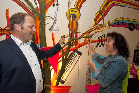 Onthulling muurschildering door wethouder van der Vlies
