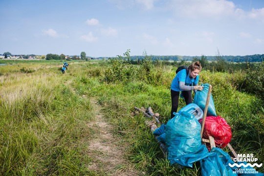 Maas Cleanup bij gemeentegrens Papendrecht / Alblasserdam door Ambachts bedrijf