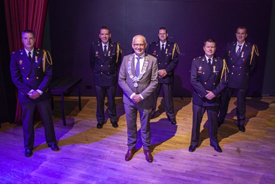 Vijf brandweermannen koninklijk onderscheiden 