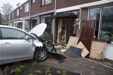 Auto rijdt woning Brederodehof binnen