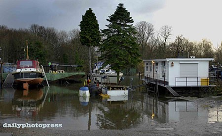 Ook bedrijven Ambacht last van hoog water