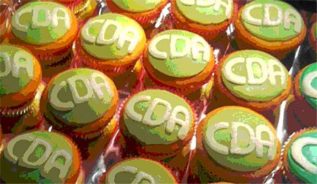 Yulius Elzengaarde bakt met het CDA cupcakes voor de Blije Borgh