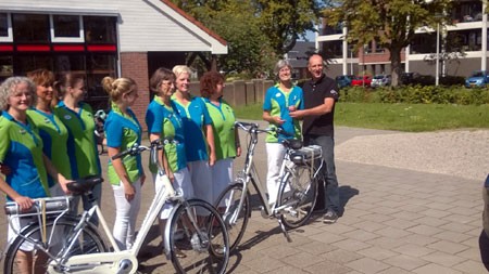 Wijkteam Wielstaete neemt twee e-bikes in gebruik
