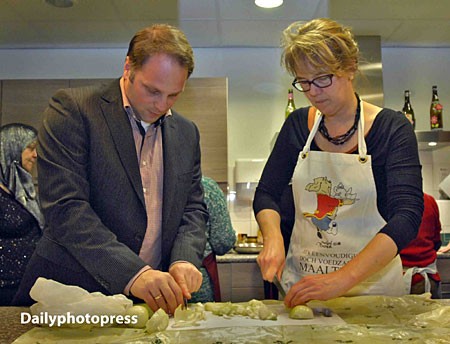 Wethouder Michiel van der Vlies krijgt kookles