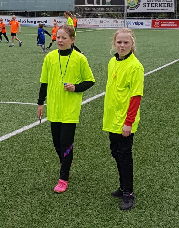 Achtstegroepers De Bron redden schoolvoetbaltoernooi
