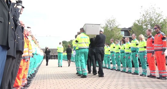Verongelukte ambulancebroeder krijgt eervol vaarwel van honderden collega's