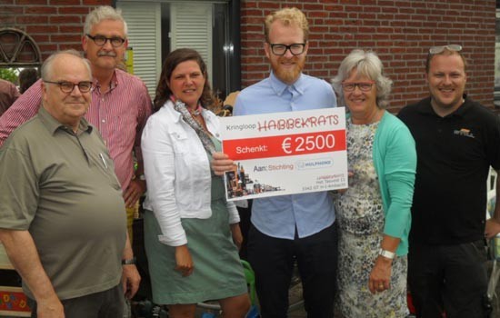 Kringloop Habbekrats schenkt 2500 euro aan stichting hulphond