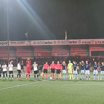 Album afbeelding 5: Teams klaar om handen te schudden