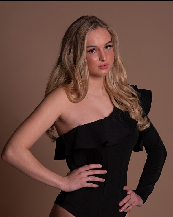 Finalist Miss Teen of Zuid-Holland 2025 Liv Verzendaal loopt 6 kilometer catwalk voor Wandelen voor water