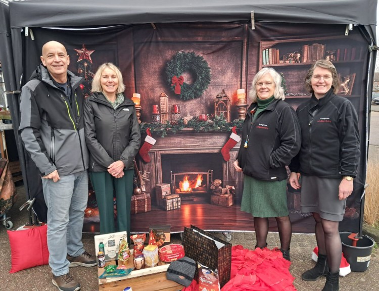 Kringloop Habbekrats bezorgt dak en thuislozen een pakket met kerst!