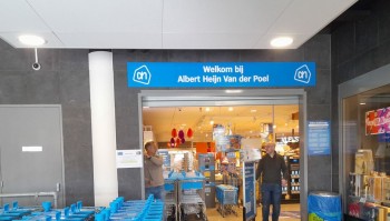 Album afbeelding 2: Cees van der Poel opent de heringerichte winkel op 1 april