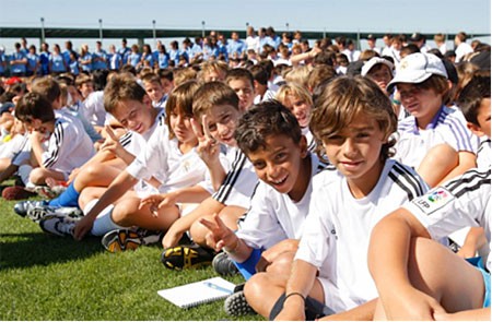 Real Madrid geeft voetbalclinics bij ASWH