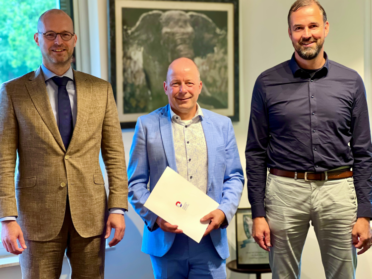 Burgemeester van der Giessen benoemt consul voor de Oorlogsgravenstichting