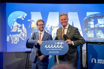 Album afbeelding 1: Maarten Burggraaf biedt het De Witt Toekomstpact aan aan gedeputeerde Arne Weverling.