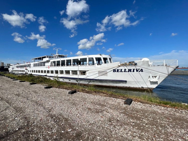 Ambacht krijgt nieuw asielschip: Formidable vervangt Bellriva; opvangcapaciteit verandert niet