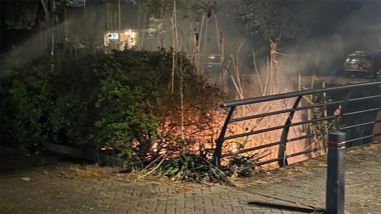 Brand in berm bosschages bij Akkerviool