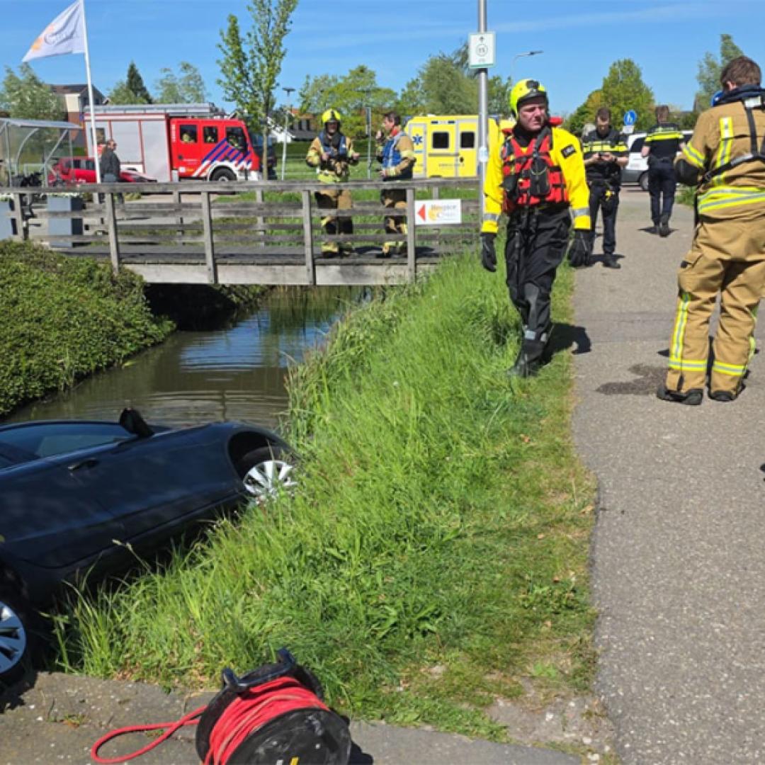 Auto te water aan de Vrouwgelenweg