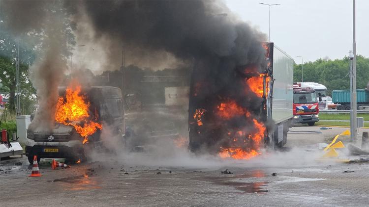 Vrachtwagen en bestelbus volledig uitgebrand bij tankstation Sandelingen West