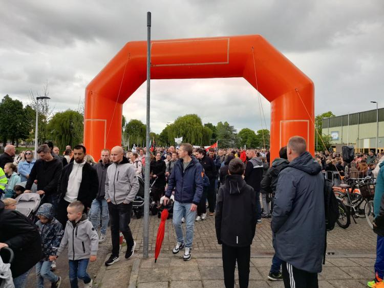 Avondvierdaagse van start: een stoet vol kleur, bewolkt weer en goed humeur