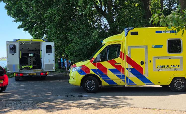Vrouw onwel tijdens zwemmen bij Rozand: vriend redt vrouw