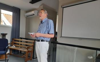 Album afbeelding 1: André Rongen geeft een toelichting op de expositie