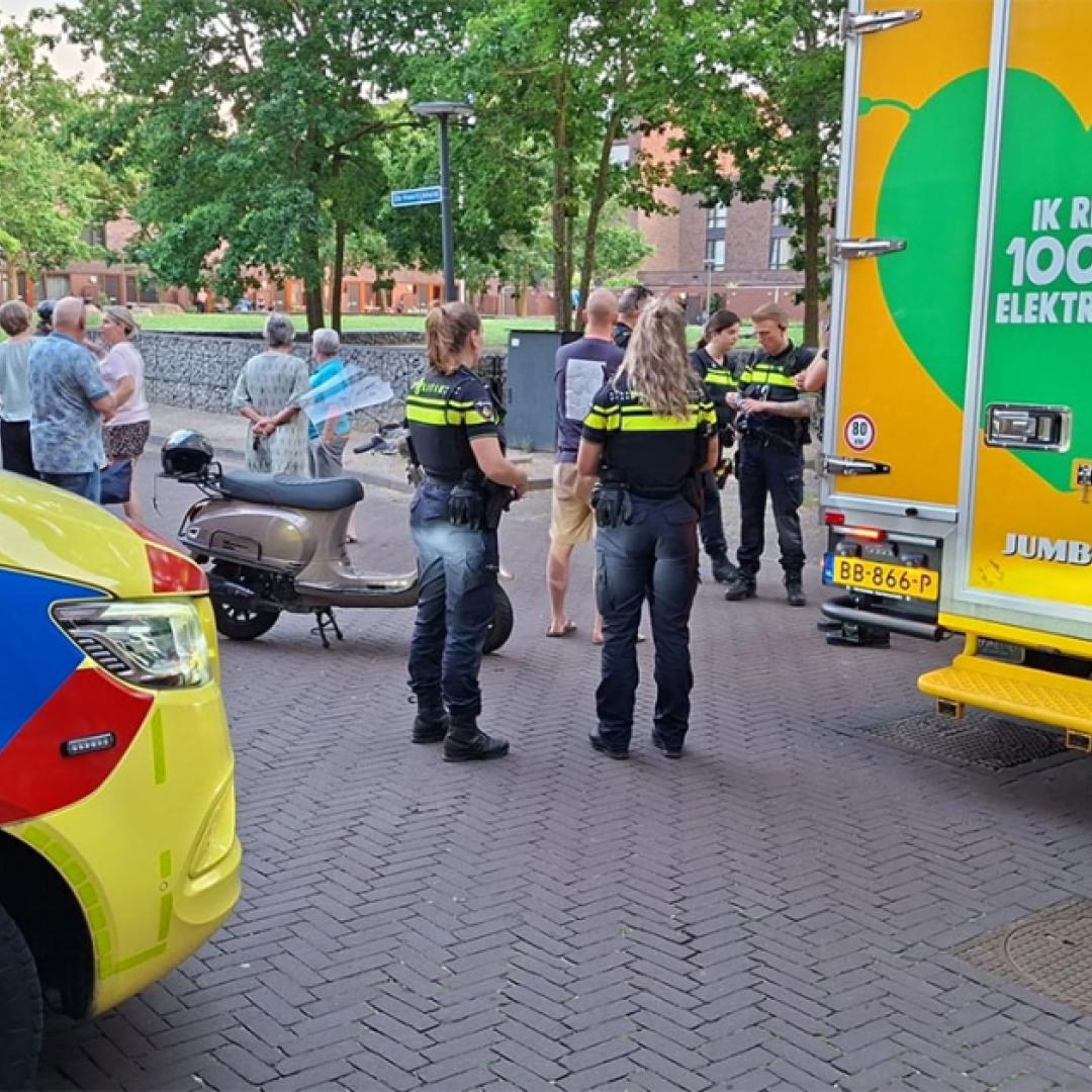 Scooter en supermarktbus betrokken bij aanrijding De Heerlijkheid