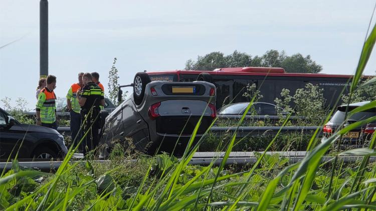 Auto op zijn kop bij ongeval op A16 ter hoogte van Hendrik-Ido-Ambacht