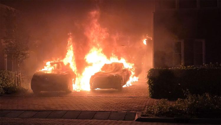 Twee auto's volledig uitgebrand aan Zilvereiger