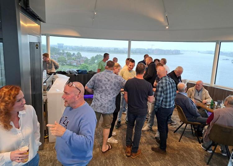 Gezellige Veteranenborrel bij Florizz aan het water