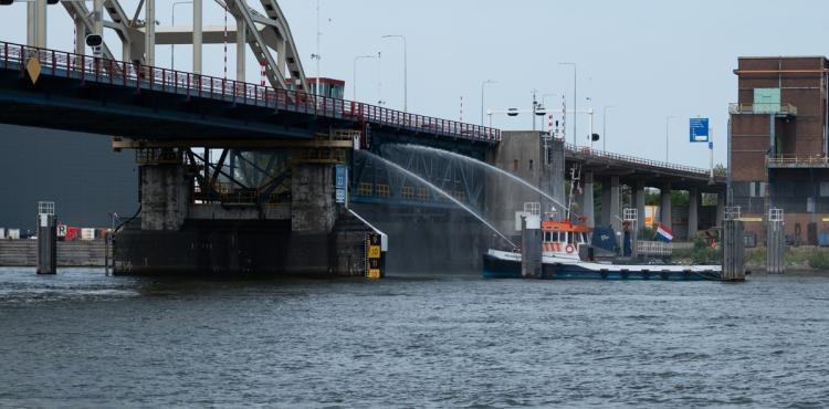 Blusboot koelt Alblasserdamse brug bij hitte