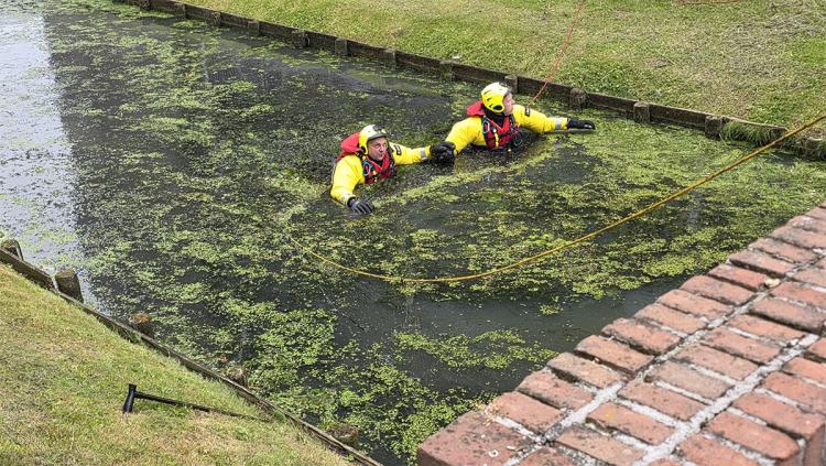Zoekactie na melding persoon te water Tesselschadestraat