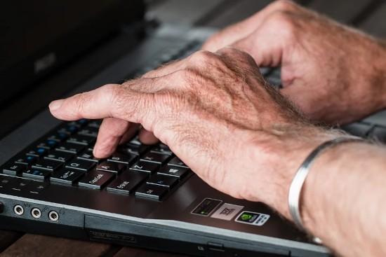 Oud‑burgemeester Herman J. krijgt celstraf voor kinderporno; vrijspraak voor ontucht; gemeente verwijdert straatnaam