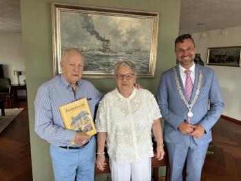 Burgemeester feliciteert 65-jarig bruidspaar Groeneweg-Van den Berg