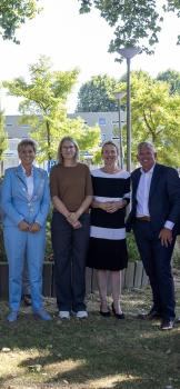 Album afbeelding 3: Loco-burgemeester Margret Stolk (links) met twee ministers en mede Dordtenaar Gerard Schouw