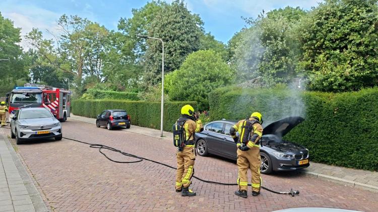 BMW begint te roken na parkeren aan Waelneslaan