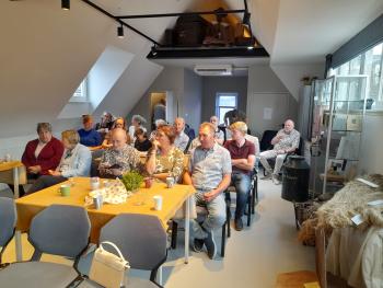 Album afbeelding 1: Veel belangstellenden