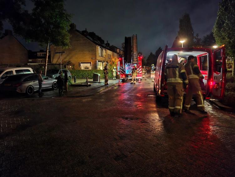 Brandweer onderzoekt gaslucht in woning aan Van der Lekstraat