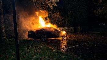 Auto volledig uitgebrand aan de Tromplaan