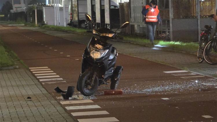 Auto en scooter botsen op Noordeinde