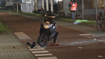 Auto en scooter botsen op Noordeinde