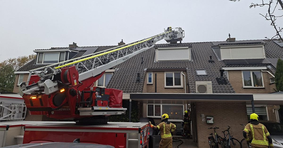 Brandweer onderzoekt rookontwikkeling bij woning aan Molenhoek
