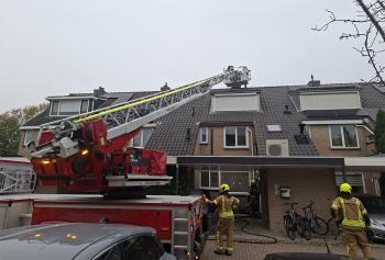 Brandweer onderzoekt rookontwikkeling bij woning aan Molenhoek