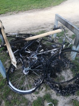 Album afbeelding 1: fietsen werden in brand gestoken
