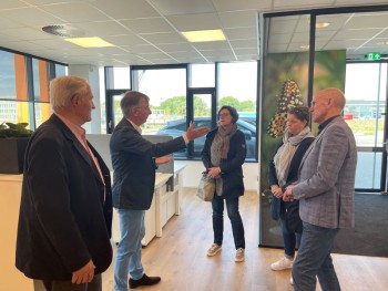 Album afbeelding 3: Bezoek aan het bedrijf Boer en Van Wijk. V.l.n.r.: Peter Gommans (lid jumelagecommissie), Johan van Wijk (directeur), Petra Fritz (ambtenaar), Claudia Dettmar-Müller en Arie Mol (jumelage)