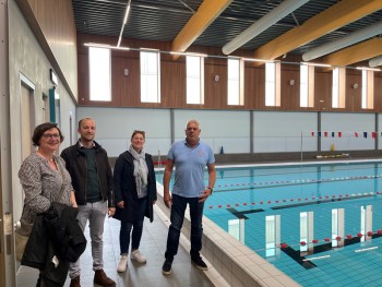 Album afbeelding 4: Bezoek aan het nieuwe zwembad. V.l.n.r.: Petra Fritz (ambtenaar), Jan-Willem Schneider (lid jumelagecommissie), Claudia Dettmar-Müller en Frank Holterhues (directeur zwembad)