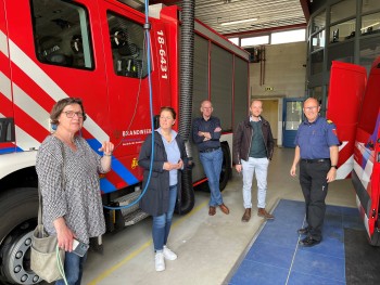 Album afbeelding 5: Bezoek aan de brandweerkazerne. De burgemeester wordt begeleid door Jan Maaskant  (ambtenaar), Petra Frits, Arie Mol en Jan-Willem Schneider