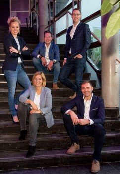 Album afbeelding 1: V.l.n.r. bovenste rij: Melanie van Bekkum, Paul Schless, Robin de Boer;  v.l.n.r. onderste rij: Gea Wiekamp en Gert de Jong