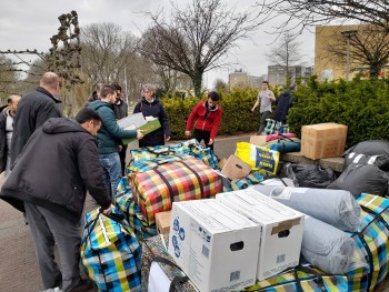 Album afbeelding 1: Bij het gemeentehuis worden vele dozen en tassen geladen