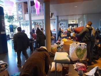 Album afbeelding 4: vele handen maken licht werk